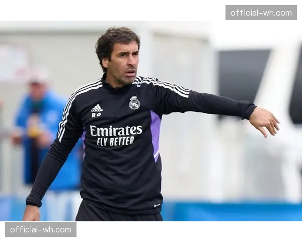 沙尔克04传奇球员、现任形象大使劳尔现身俱乐部青训基地