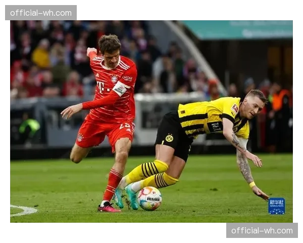 特写:终场哨响,将帅拥抱,罗伊斯在多特主场完成德甲谢幕 特写:终场哨响,将帅拥抱,罗伊斯在多特主场完成德甲谢幕